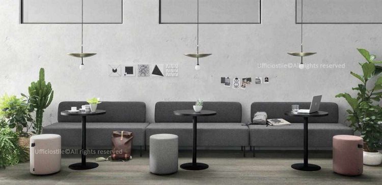 Tavolino laccato per area break con piano nero diametro 60 cm e altezza 75 cm, realizzato con pannelli fibrolegnosi CARB2 spessore 30 mm nobilitati e verniciati con vernici poliuretaniche opache, bordo ABS da 1,5 mm, base in lamiera di acciaio tagliata a laser e pilastro in tubo di acciaio verniciato a polveri epossidiche bianco o nero.
