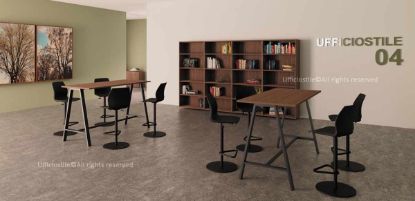 Tavolo alto per area break da 140 x 80 cm e altezza 108,5 cm, con piano in melaminico spessore 25 mm bordato in ABS, struttura metallica inclinata verniciata a polveri epossidiche, poggiapiedi integrato, piedini regolabili e finiture disponibili per piano bianco, rovere chiaro o noce Stelvio e struttura bianca, alluminio o antracite.