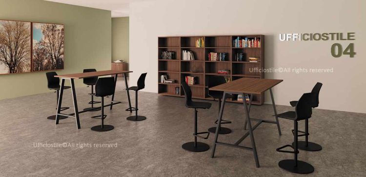 Tavolo alto per area break da 140 x 80 cm e altezza 108,5 cm, con piano in melaminico spessore 25 mm bordato in ABS, struttura metallica inclinata verniciata a polveri epossidiche, poggiapiedi integrato, piedini regolabili e finiture disponibili per piano bianco, rovere chiaro o noce Stelvio e struttura bianca, alluminio o antracite.