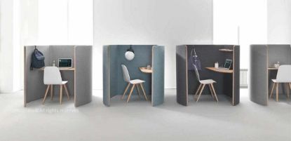 Postazioni singole fonoassorbenti per ufficio, delimitate da pannelli rivestiti in tessuto con bordatura effetto rovere, piani di lavoro configurabili, mensole LED opzionali, elettrificazione integrata e accessori per open space, coworking e aree condivise.