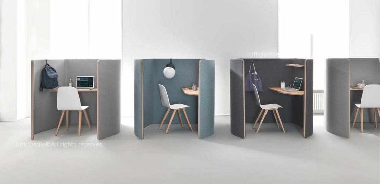 Postazioni singole fonoassorbenti per ufficio, delimitate da pannelli rivestiti in tessuto con bordatura effetto rovere, piani di lavoro configurabili, mensole LED opzionali, elettrificazione integrata e accessori per open space, coworking e aree condivise.