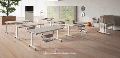 Composizione per ambienti formativi e flessibili con tavoli ribaltabili su ruote, richiudibili verticalmente e facilmente riconfigurabili, abbinati a lockers modulari a più scomparti lungo la parete per la gestione ordinata e sicura di zaini, laptop, documenti ed effetti personali in scuole, coworking, sale training e uffici condivisi.