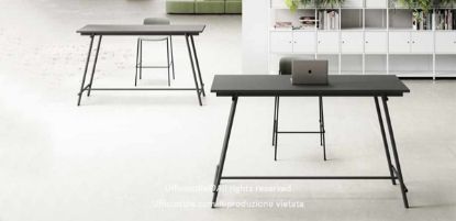 Tavolo alto h.107 da 160 x 60 cm con piano in conglomerato ligneo spessore 25 mm rivestito in melaminico, disponibile nelle finiture nero, bianco, verde opaco, tortora e grafite con superficie soft touch, prodotto Made in Italy con certificazioni FSC®, GREENGUARD® e CARB Phase 2.