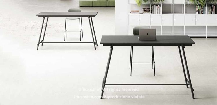 Tavolo alto h.107 da 160 x 60 cm con piano in conglomerato ligneo spessore 25 mm rivestito in melaminico, disponibile nelle finiture nero, bianco, verde opaco, tortora e grafite con superficie soft touch, prodotto Made in Italy con certificazioni FSC®, GREENGUARD® e CARB Phase 2.
