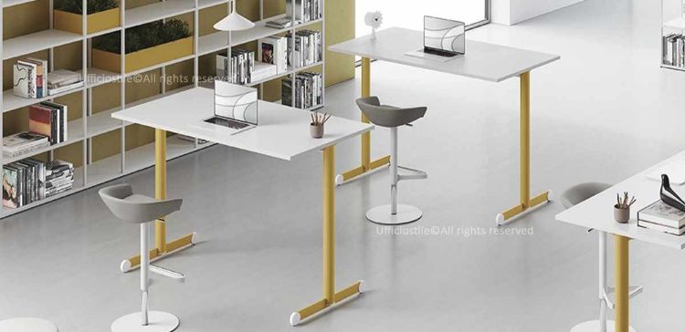 Due tavoli scrivania h.107 da 140 x 80 cm con piani in conglomerato ligneo rivestiti in melaminico bianco, noce Maroncelli o rovere chiaro, struttura metallica in acciaio a sezione circolare Ø 70 mm, piedini livellatori e gambe disponibili in bianco semilucido, alluminio goffrato, antracite semilucido, rosso mattone, verde salvia, azzurro polvere e giallo oro.