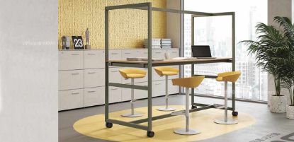 Tavolo mobile su ruote da 220 x 97 cm, altezza 189 cm, con piano in melaminico, struttura in tubo d’acciaio a sezione rettangolare verniciata disponibile in finitura goffrato bianco, goffrato nero o goffrato grigio verdastro, quattro ruote piroettanti con freno e traverso poggiapiedi alla base.