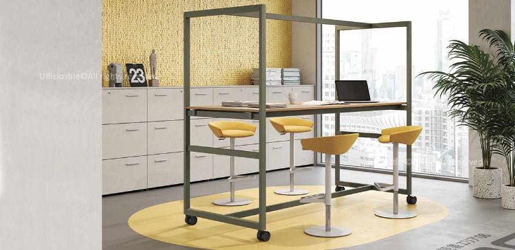 Tavolo mobile su ruote da 220 x 97 cm, altezza 189 cm, con piano in melaminico, struttura in tubo d’acciaio a sezione rettangolare verniciata disponibile in finitura goffrato bianco, goffrato nero o goffrato grigio verdastro, quattro ruote piroettanti con freno e traverso poggiapiedi alla base.