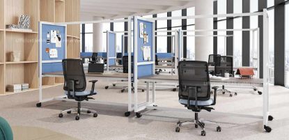 Due tavoli mobili su ruote da 220 x 97 cm, altezza 189 cm, con piani in melaminico, struttura in tubo d’acciaio a sezione rettangolare verniciata disponibile in goffrato bianco, goffrato nero o goffrato grigio verdastro, quattro ruote piroettanti con freno e pannello laterale in melaminico rivestito in tessuto puntinabile.