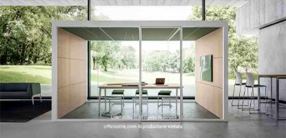Room in room vetrata da 4 x 3 metri con dimensioni esterne 423,6 x 323,6 x 244 cm, struttura in alluminio estruso anodizzato, pareti in vetro stratificato acustico trasparente, pareti cieche in melaminico o legno impiallacciato, soffitto fonoassorbente con ventilazione integrata, illuminazione LED a luce neutra 4000K e predisposizione per elettrificazione e modulo tecnico interno.