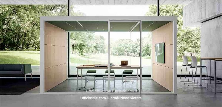 Room in room vetrata da 4 x 3 metri con dimensioni esterne 423,6 x 323,6 x 244 cm, struttura in alluminio estruso anodizzato, pareti in vetro stratificato acustico trasparente, pareti cieche in melaminico o legno impiallacciato, soffitto fonoassorbente con ventilazione integrata, illuminazione LED a luce neutra 4000K e predisposizione per elettrificazione e modulo tecnico interno.