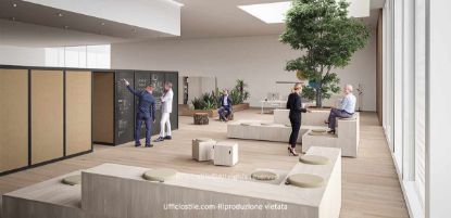 Spazio collaborativo per uffici moderni con arena modulare in legno chiaro, sedute su più livelli con cuscini removibili, parete attrezzata con superficie scrivibile tipo lavagna, albero naturale indoor integrato in un grande volume con funzione di seduta, sgabelli in legno, piani d’appoggio, postazioni operative minimal e cubi mobili da 45 x 45 cm su ruote utilizzabili come pouf o tavolini portaoggetti.