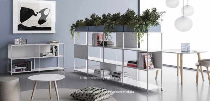 Libreria modulare per ufficio in metallo h 175 cm, con struttura in tubolare d’acciaio verniciato, ripiani e schiene in lamiera piegata, contenitori metallici colorati e piedini livellatori in ABS nero.