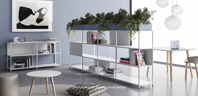 Libreria modulare per ufficio in metallo h 175 cm, con struttura in tubolare d’acciaio verniciato, ripiani e schiene in lamiera piegata, contenitori metallici colorati e piedini livellatori in ABS nero.
