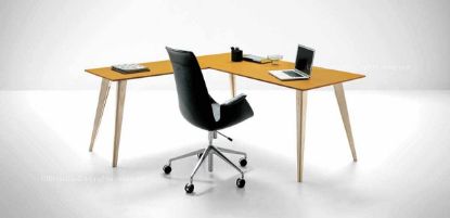 Scrivania angolare da 180 x 160 cm con piani in melaminico laccato disponibili in diverse finiture, struttura in frassino massiccio verniciato con vernici acriliche opache, pannelli fibrolegnosi spessore 30 mm bordati in ABS e piedini livellatori in ABS con vite in acciaio.