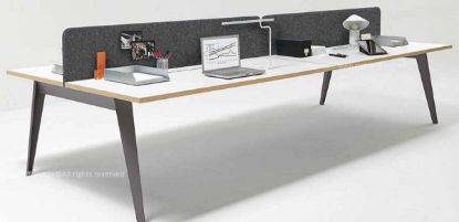 Bench operativo a quattro posti da 360 x 140 cm con piano bianco e bordi a contrasto, struttura in tubolare rettangolare di acciaio verniciato a polveri epossidiche e due pannelli frontali in tessuto ignifugo fonoassorbente 100% Poliestere Trevira CS, pensato per open space e ambienti collaborativi.