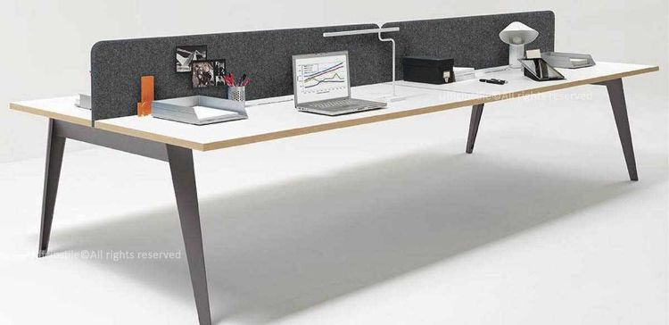 Bench operativo a quattro posti da 360 x 140 cm con piano bianco e bordi a contrasto, struttura in tubolare rettangolare di acciaio verniciato a polveri epossidiche e due pannelli frontali in tessuto ignifugo fonoassorbente 100% Poliestere Trevira CS, pensato per open space e ambienti collaborativi.