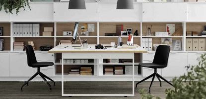 Bench a due posti da 360 x 202 cm con piani di lavoro da 160 cm in finitura bianca e bordo in ABS a contrasto, agganciati a un mobile portante con ripiani a giorno, ante scorrevoli, ante battenti e cassettiera a tre cassetti, con struttura in tubolare rettangolare di acciaio verniciato a polveri epossidiche.