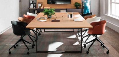 Tavolo riunioni da 280 x 160 cm con piano in pannelli fibrolegnosi melaminici spessore 30 mm disponibile in diverse finiture, bordo ABS in tinta o a contrasto, struttura in tubolare rettangolare di acciaio verniciato a polveri epossidiche e quattro sportelli top access integrati al centro del piano per la gestione dei cavi e l’elettrificazione.