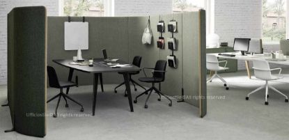 Composizione area meeting con tavolo riunioni dal piano trapezoidale completo di top access, circondato da pannelli freestanding studiati per migliorare l’estetica e l’isolamento acustico. Le pareti freestanding sono accessoriabili con portariviste, appendiabiti e porta monitor, creando uno spazio di lavoro funzionale, accogliente e produttivo.