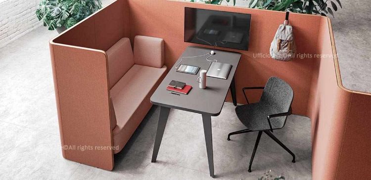 Esempio compositivo di postazione multimediale con scrivania dotata di piano di lavoro CARB2 spessore 30 mm in finitura bianca con bordi in ABS a contrasto, struttura metallica laccata opaca e pannelli acustici in tessuto ignifugo fonoassorbente, disponibile in diverse finiture e dimensioni.