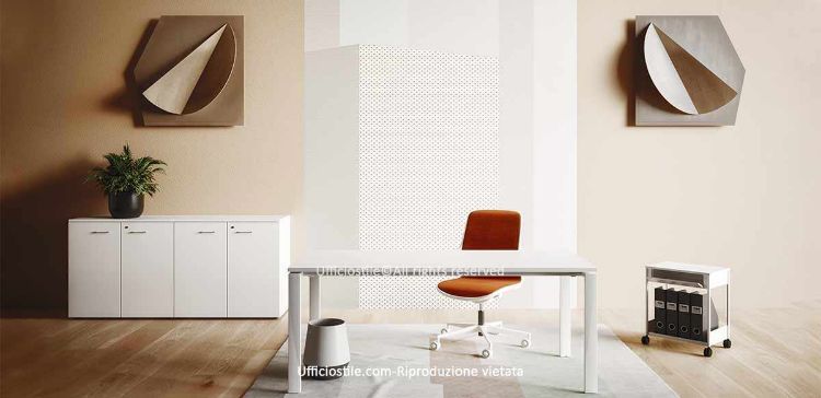 Composizione ufficio Ufficiostile® con scrivania da 160 x 80 x 73 cm, piano in melaminico spessore 25 mm e struttura metallica a ponte in acciaio verniciato, libreria bassa a due moduli da 180 x 45 x 85 cm con top di finitura e due ante battenti, e carrellino portaoggetti in metallo su ruote da 49 x 35 x 51,8 cm con cassetto estraibile e serratura.