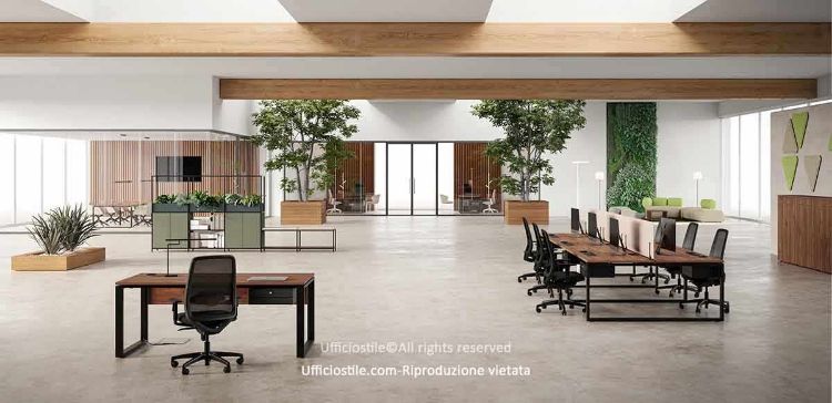 Open space ufficio moderno Ufficiostile con scrivanie operative e bench modulari configurabili da 120 a 180 cm, piani in melaminico spessore 25 mm resistenti a graffi e usura, strutture metalliche ad anello, a ponte o inclinate nelle finiture antracite, bianco o alluminio, librerie modulari a giorno o con contenitori chiusi, pareti verdi, ampie vetrate e accessori coordinati come schermi divisori fonoassorbenti, cassettiere su ruote e lampade task-light.