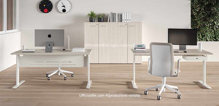 Composizione operativa con due scrivanie da 160 x 80 cm ciascuna, struttura metallica a T rovesciata in finitura bianco, antracite o alluminio goffrato, modesty panel metallico, cassettino sottopiano con serratura e armadio modulare medio da 180 x 45 x 127 cm con quattro ante battenti con serratura e top di finitura incluso.