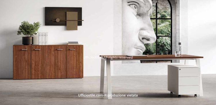 Composizione ufficio operativo Ufficiostile® con scrivania da 160 x 80 x 73 cm con piano in melaminico spessore 25 mm e struttura metallica a cavalletto in acciaio tubolare, armadio basso modulare da 180 x 45 x 85 cm con quattro ante, serratura a chiave pieghevole e due ripiani interni, e cassettiera metallica su ruote da 42 x 53 x 55 cm con tre cassetti e serratura centralizzata.