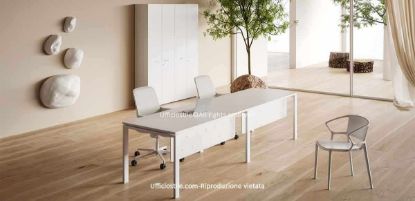Composizione operativa Ufficiostile® con due scrivanie affiancate da 140 x 80 x 73 cm ciascuna, configurazione totale 280 x 80 x 73 cm, piani in melaminico antigraffio spessore 25 mm, struttura inclinata in tubolare d’acciaio 70 x 30 mm verniciato a polveri epossidiche, modesty panel metallico e armadio alto modulare da 180 x 45 x 213 cm con quattro ante, serratura a chiave pieghevole e otto ripiani interni regolabili.