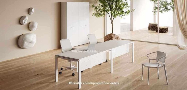 Composizione operativa Ufficiostile® con due scrivanie affiancate da 140 x 80 x 73 cm ciascuna, configurazione totale 280 x 80 x 73 cm, piani in melaminico antigraffio spessore 25 mm, struttura inclinata in tubolare d’acciaio 70 x 30 mm verniciato a polveri epossidiche, modesty panel metallico e armadio alto modulare da 180 x 45 x 213 cm con quattro ante, serratura a chiave pieghevole e otto ripiani interni regolabili.
