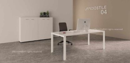 Composizione per ufficio operativo con scrivania da 160 x 80 cm dotata di piano in vetro temperato spessore 10 mm retroverniciato bianco o nero, struttura metallica verniciata a polveri epossidiche con piedini livellatori e armadio libreria medio da 180 x 45 x 213 cm con quattro ante battenti in melaminico, serratura, maniglie ergonomiche e ampia capacità di archiviazione.