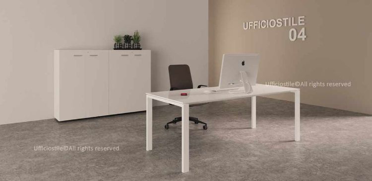 Composizione per ufficio operativo con scrivania da 160 x 80 cm dotata di piano in vetro temperato spessore 10 mm retroverniciato bianco o nero, struttura metallica verniciata a polveri epossidiche con piedini livellatori e armadio libreria medio da 180 x 45 x 213 cm con quattro ante battenti in melaminico, serratura, maniglie ergonomiche e ampia capacità di archiviazione.