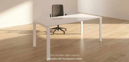 Scrivania da ufficio da 160 x 80 cm con piano in vetro temperato spessore 10 mm retroverniciato bianco o nero, finitura opaca satinata, bordi smussati, struttura in acciaio verniciato a polveri epossidiche disponibile in bianco, antracite o alluminio e piedini regolabili per garantire stabilità su ogni superficie.