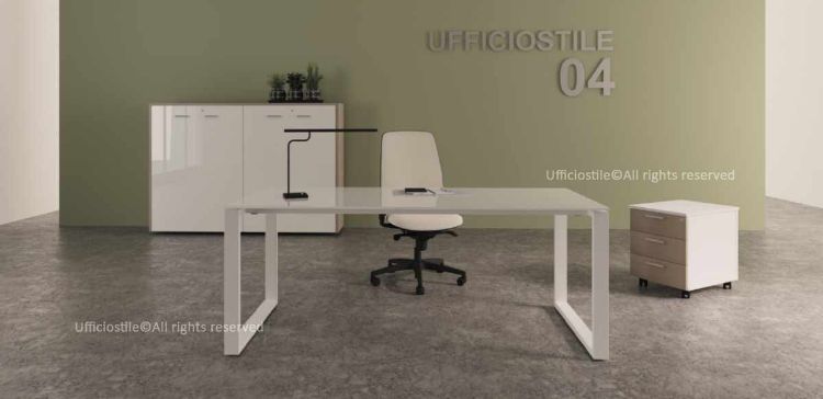 Composizione elegante per ufficio direzionale con scrivania da 160 x 80 cm dotata di piano in vetro temperato retroverniciato bianco o nero, gambe metalliche ad anello verniciate in bianco, grigio o nero, cassettiera su ruote da 42 x 56 x 60 cm con tre cassetti e serratura, e libreria media da 185 x 45 x 129,5 cm con quattro ante battenti in vetro temperato retroverniciato con serratura, top e fianchi di finitura coordinati.