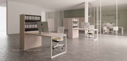 Scrivania compatta con piano da 140 x 80 cm, struttura metallica ad anello verniciata a polveri epossidiche e mobile portante libreria integrato da 185 x 90 x 170 cm, composto da un modulo con due ante battenti e un modulo con vani a giorno sovrapposti, realizzato in conglomerato ligneo Classe E1 con rivestimento melaminico antigraffio, bordi in ABS e finiture coordinate.