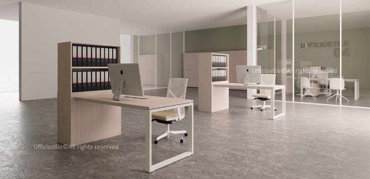 Scrivania compatta con piano da 140 x 80 cm, struttura metallica ad anello verniciata a polveri epossidiche e mobile portante libreria integrato da 185 x 90 x 170 cm, composto da un modulo con due ante battenti e un modulo con vani a giorno sovrapposti, realizzato in conglomerato ligneo Classe E1 con rivestimento melaminico antigraffio, bordi in ABS e finiture coordinate.
