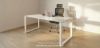 Scrivania moderna da 180 x 80 cm con piano in vetro temperato spessore 10 mm retroverniciato bianco o nero, superficie satinata opaca, bordi smussati, struttura metallica ad anello verniciata in bianco, antracite o alluminio e disponibilità in pronta consegna, ideale per uffici direzionali, studi professionali e postazioni operative di rappresentanza.