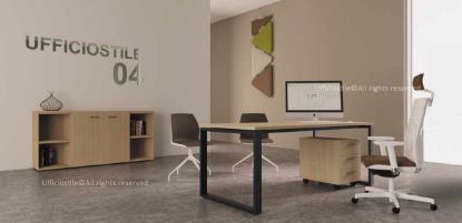 Postazione operativa completa con scrivania da 160 x 80 cm con piano in melaminico spessore 25 mm bordato in ABS e struttura metallica a ponte, cassettiera su ruote da 42 x 56 x 60 cm con tre cassetti e serratura, e armadio libreria basso da 180 x 45 x 85 cm con due ante battenti, quattro vani a giorno e top di finitura.