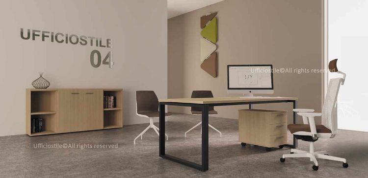Postazione operativa completa con scrivania da 160 x 80 cm con piano in melaminico spessore 25 mm bordato in ABS e struttura metallica a ponte, cassettiera su ruote da 42 x 56 x 60 cm con tre cassetti e serratura, e armadio libreria basso da 180 x 45 x 85 cm con due ante battenti, quattro vani a giorno e top di finitura.