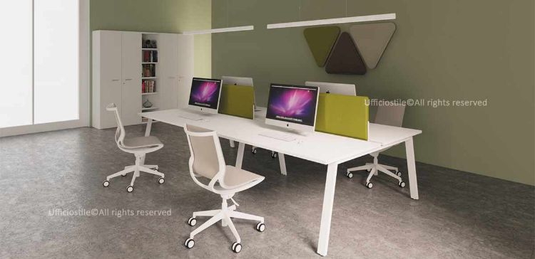 Postazione operativa condivisa con bench a quattro posti da 280 x 162,5 cm, quattro piani di lavoro da 140 x 80 cm in pannello ecologico melaminico spessore 25 mm, struttura inclinata a cavalletto in acciaio verniciato, due screen divisori fonoassorbenti in tessuto tecnico da 120 x 40 cm e armadio libreria alto modulare da 225 x 45 x 213 cm con quattro ante con serratura e un modulo a giorno.