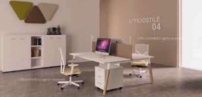 Composizione operativa con bench a due posti da 160 x 162,5 cm, due piani di lavoro da 160 x 80 cm in melaminico bianco antigraffio, struttura inclinata metallo-legno, due cassettiere su ruote a tre cassetti con serratura e libreria media modulare da 225 x 45 x 127 cm con quattro ante battenti, serratura, modulo a giorno e top di finitura in tinta.