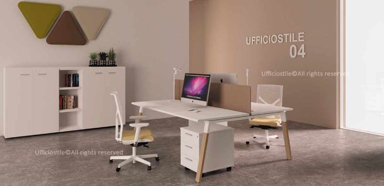 Composizione operativa con bench a due posti da 160 x 162,5 cm, due piani di lavoro da 160 x 80 cm in melaminico bianco antigraffio, struttura inclinata metallo-legno, due cassettiere su ruote a tre cassetti con serratura e libreria media modulare da 225 x 45 x 127 cm con quattro ante battenti, serratura, modulo a giorno e top di finitura in tinta.