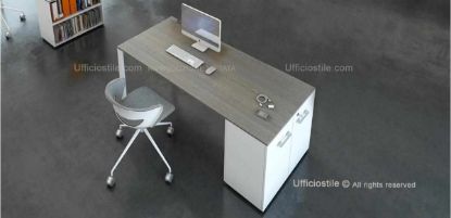 Scrivania Ufficiostile da 160 x 80 cm con piano di lavoro spessore 25 mm disponibile nelle finiture bianco, rovere chiaro e Samui, gamba in metallo in finitura bianco, grigio o nero e mobile contenitore portante in melaminico da 80 x 35 x 71 cm con due ante, realizzata in conglomerato ligneo rivestito in nobilitato melaminico Classe E1 a bassa emissione di formaldeide.