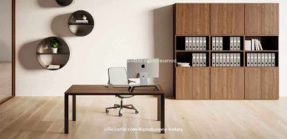 Composizione ufficio Ufficiostile® con scrivania da 160 x 80 x 73 cm, piano in melaminico e struttura a ponte in acciaio verniciato, abbinata a libreria modulare alta 255 cm con dimensioni 270 x 45 x 255 cm, composta da sei moduli con ante battenti, tre vani a giorno e top di finitura, realizzata con pannelli Classe E1 certificati FSC® e materiale ecologico 100% riciclato post-consumo.