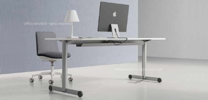 Scrivania da 180 x 80 cm con piano in conglomerato ligneo rivestito in melaminico bianco, gamba terminale a “T” rovesciata in tubolare d’acciaio a sezione circolare Ø 70 mm, canalina passacavi sottopiano, piedini livellatori e gambe disponibili in bianco semilucido, alluminio goffrato, antracite semilucido, rosso mattone, verde salvia, azzurro polvere e giallo oro.