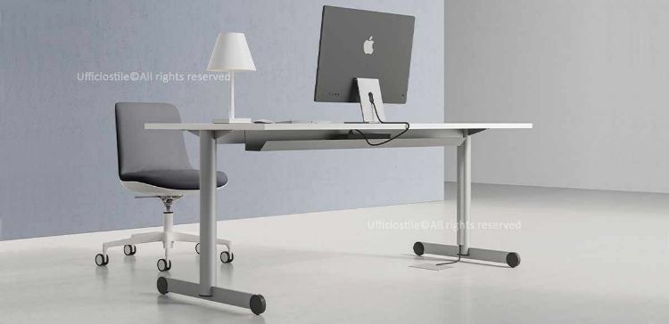 Scrivania da 180 x 80 cm con piano in conglomerato ligneo rivestito in melaminico bianco, gamba terminale a “T” rovesciata in tubolare d’acciaio a sezione circolare Ø 70 mm, canalina passacavi sottopiano, piedini livellatori e gambe disponibili in bianco semilucido, alluminio goffrato, antracite semilucido, rosso mattone, verde salvia, azzurro polvere e giallo oro.
