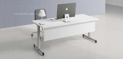 Scrivania da 180 x 80 cm con piano in conglomerato ligneo rivestito in melaminico bianco, gamba terminale a “T” rovesciata in tubolare d’acciaio a sezione circolare Ø 70 mm, modesty panel integrato e gambe disponibili in bianco semilucido, alluminio goffrato, antracite semilucido, rosso mattone, verde salvia, azzurro polvere e giallo oro.