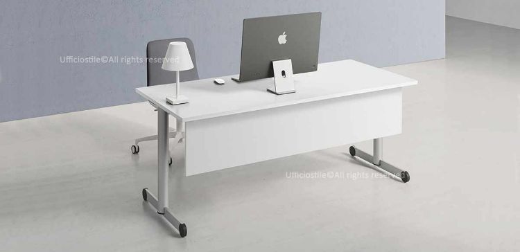 Scrivania da 180 x 80 cm con piano in conglomerato ligneo rivestito in melaminico bianco, gamba terminale a “T” rovesciata in tubolare d’acciaio a sezione circolare Ø 70 mm, modesty panel integrato e gambe disponibili in bianco semilucido, alluminio goffrato, antracite semilucido, rosso mattone, verde salvia, azzurro polvere e giallo oro.