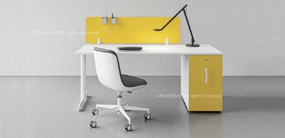Scrivania da 140 x 80 cm in appoggio a mobile contenitore portante orgatower h.74, con piano in conglomerato ligneo rivestito in melaminico bianco, frontal panel da 139 cm, gamba terminale a “T” rovesciata in tubolare d’acciaio Ø 70 mm e orgatower in melaminico con guide metalliche a estrazione totale e chiusura rallentata.