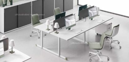 Bench operativo a quattro postazioni composto da due bench scrivania da 160 cm, completo di due frontal panel da 139 cm, piani in conglomerato ligneo rivestiti in melaminico bianco, noce Maroncelli o rovere chiaro, gambe terminali a “T” rovesciata in tubolare d’acciaio Ø 70 mm e cassettiera in conglomerato ligneo con cassetti rivestiti in PVC.